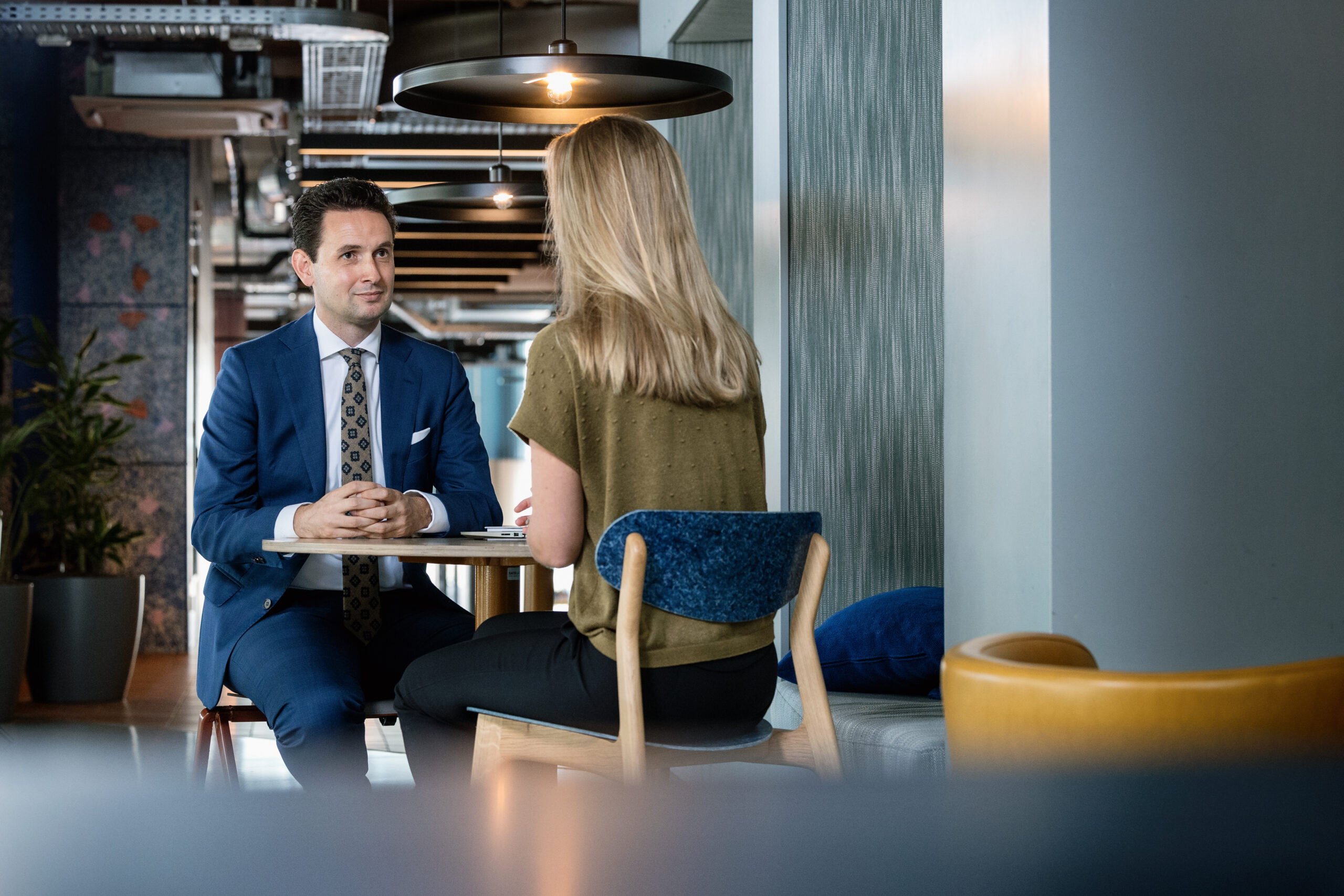 Twee collega's zitten aan een tafel