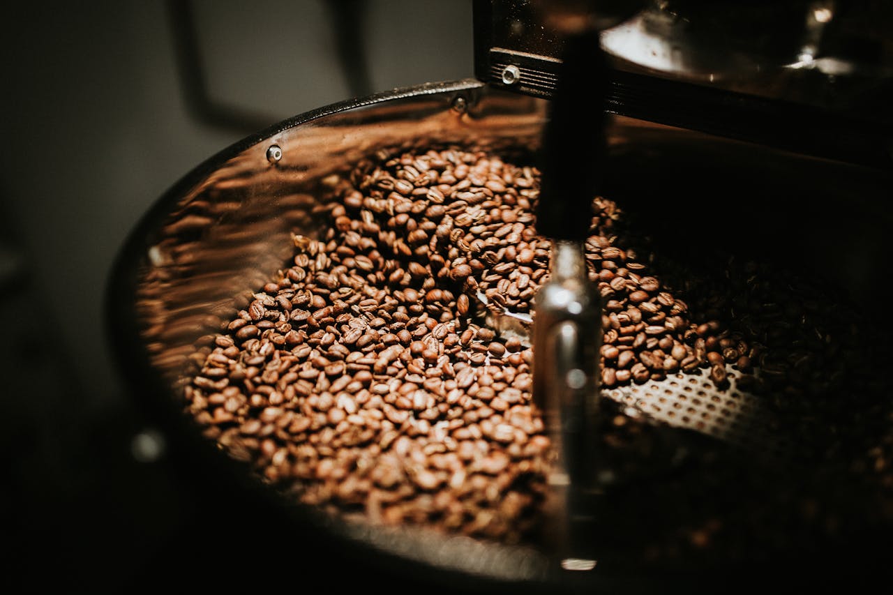 Koffiebonen in een machine