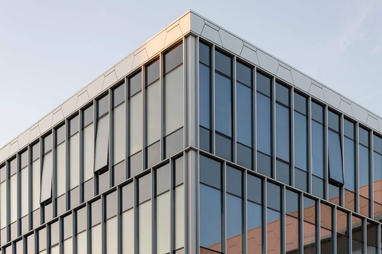 Gebouw tegen blauw elucht