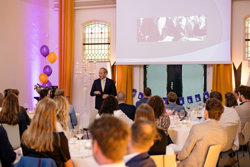 Bisnez Live Borrel, man spreekt