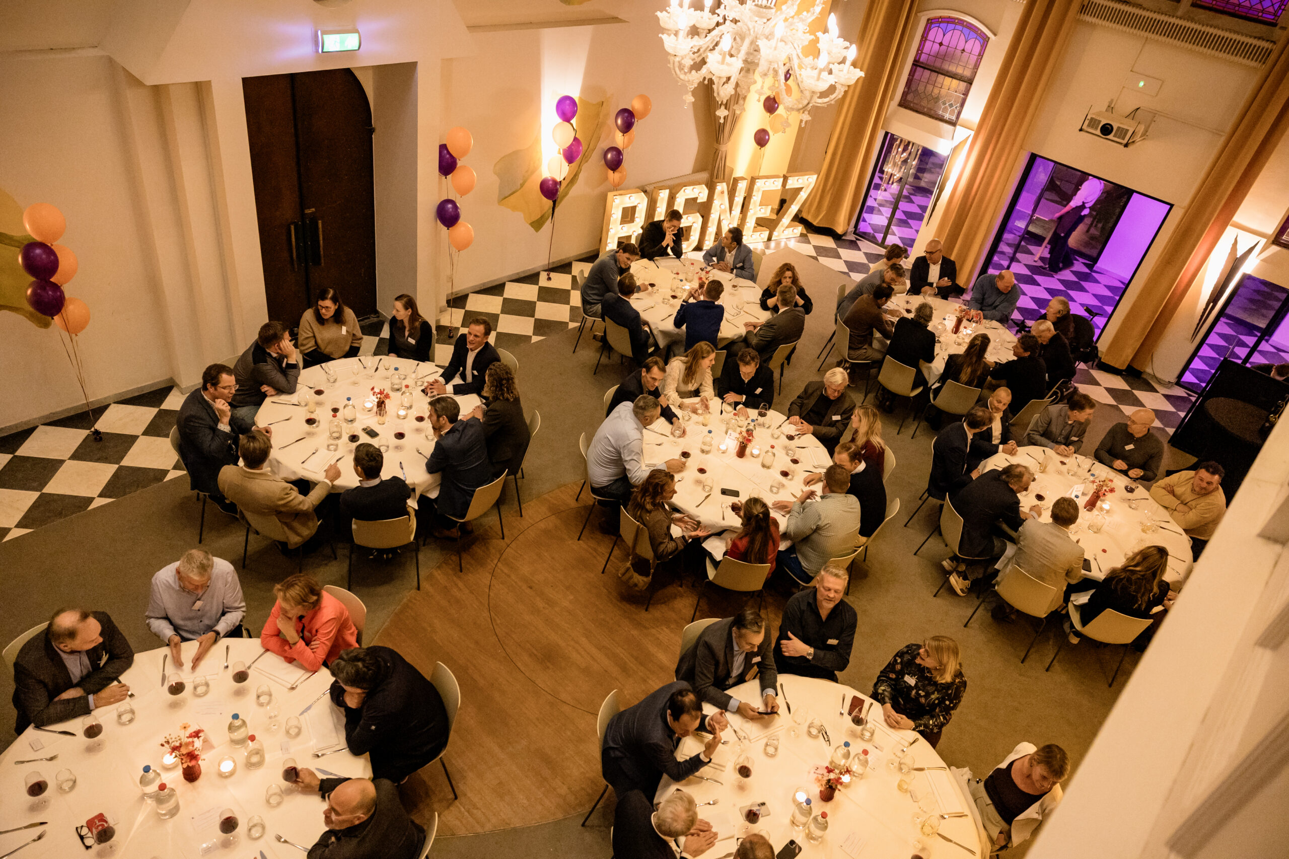 Bisnez Meets Bisnez event - mensen aan ronde tafels dineren